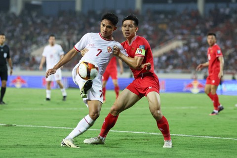 Pemain Timnas Indonesia Marselino Ferdinan (kiri) dibayangi pesepak bola Timnas Vietnam Do Hung Dung (kanan) dalam laga keempat kualifikasi Piala Dunia 2026 zona Asia putaran kedua Grup F di Stadion Nasional My Dinh, Hanoi, Vietnam, Selasa (26/3). Foto: Dok. PSSI