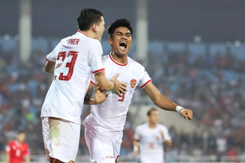 Pemain Timnas Indonesia Ramadhan Sananta (kanan) berselebrasi bersama Justin Hubner (kiri) usai cetak gol ke gawang Vietnam di laga keempat kualifikasi Piala Dunia 2026 zona Asia putaran kedua Grup F di Stadion Nasional My Dinh, Vietnam, Selasa(26/3) Foto: Antara/HO-PSSI