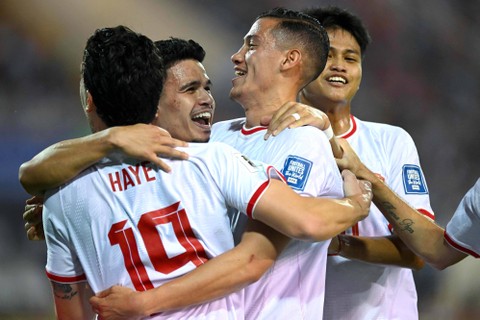 Para pemain Indonesia melakukan selebrasi setelah mencetak gol pada pertandingan sepak bola kualifikasi AFC Piala Dunia FIFA 2026 antara Vietnam dan Indonesia di Stadion Nasional My Dinh di Hanoi, Selasa (26/3/2024). Foto: AFP