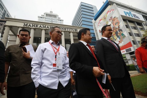 Paslon nomor urut 01 Anies Baswedan dan Muhaimin Iskandar menghadiri sidang perdana perselisihan hasil Pemilu (PHPU) atau Pilpres 2024 di Gedung Mahkamah Konstitusi, Jakarta, Rabu (27/3/2024). Foto: Aditia Noviansyah/kumparan