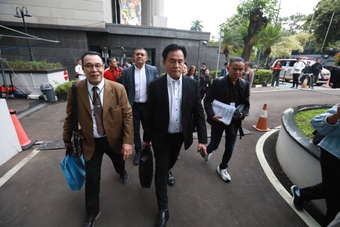 Ketua Tim Pembela Prabowo-Gibran Yusril Ihza Mahendra tiba untuk menghadiri sidang perdana perselisihan hasil Pemilu (PHPU) atau Pilpres 2024 di Gedung Mahkamah Konstitusi, Jakarta, Rabu (27/3/2024). Foto: Aditia Noviansyah/kumparan