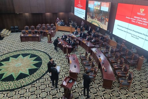Suasana jelang sidang perdana perselisihan hasil Pemilu (PHPU) atau Pilpres 2024 di Gedung Mahkamah Konstitusi, Jakarta, Rabu (27/3/2024). Foto: Hedi/kumparan