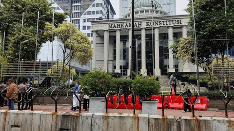 Polisi mengamankan sidang perdana perselisihan hasil Pemilu (PHPU) atau Pilpres 2024 di Gedung Mahkamah Konstitusi, Jakarta, Rabu (27/3/2024). Foto: Jonathan Devin/kumparan