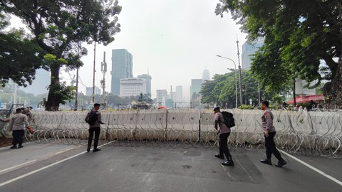 Polisi mengamankan sidang perdana perselisihan hasil Pemilu (PHPU) atau Pilpres 2024 di Gedung Mahkamah Konstitusi, Jakarta, Rabu (27/3/2024). Foto: Jonathan Devin/kumparan