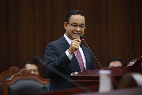 Capres Anies Baswedan membuka pokok-pokok permohonannya pada sidang perdana perselisihan hasil Pemilu (PHPU) atau Pilpres 2024 di Gedung Mahkamah Konstitusi, Jakarta, Rabu (27/3/2024). Foto: Aditia Noviansyah/kumparan