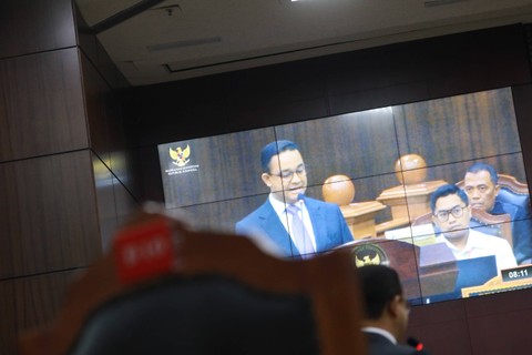 Capres Anies Baswedan membuka pokok-pokok permohonannya pada sidang perdana perselisihan hasil Pemilu (PHPU) atau Pilpres 2024 di Gedung Mahkamah Konstitusi, Jakarta, Rabu (27/3/2024). Foto: Aditia Noviansyah/kumparan