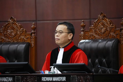Hakim Konstitusi M Guntur Hamzah mengikuti sidang perdana perselisihan hasil Pemilu (PHPU) atau Pilpres 2024 di Gedung Mahkamah Konstitusi, Jakarta, Rabu (27/3/2024). Foto: Aditia Noviansyah/kumparan
