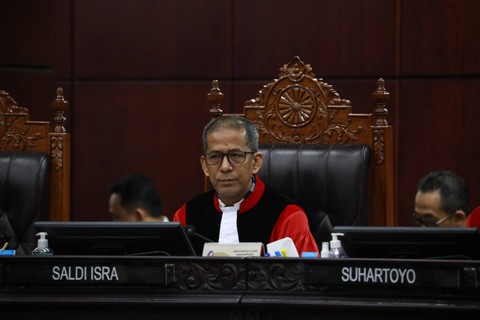 Wakil Ketua Hakim Konstitusi Saldi Isra mengikuti sidang perdana perselisihan hasil Pemilu (PHPU) atau Pilpres 2024 di Gedung Mahkamah Konstitusi, Jakarta, Rabu (27/3/2024). Foto: Aditia Noviansyah/kumparan