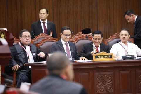 Paslon nomor urut 01 Anies Baswedan dan Muhaimin Iskandar mengikuti sidang perdana perselisihan hasil Pemilu (PHPU) atau Pilpres 2024 di Gedung Mahkamah Konstitusi, Jakarta, Rabu (27/3/2024). Foto: Aditia Noviansyah/kumparan