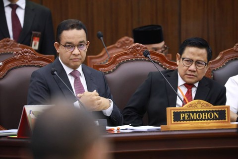 Paslon nomor urut 01 Anies Baswedan dan Muhaimin Iskandar mengikuti sidang perdana perselisihan hasil Pemilu (PHPU) atau Pilpres 2024 di Gedung Mahkamah Konstitusi, Jakarta, Rabu (27/3/2024). Foto: Aditia Noviansyah/kumparan