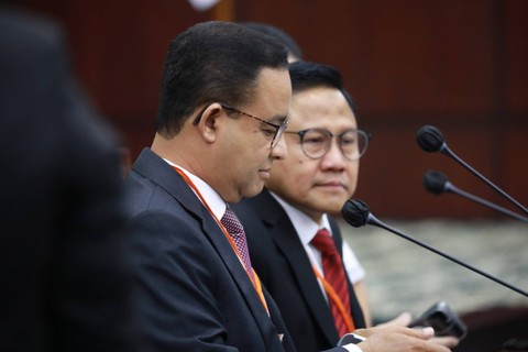 Paslon nomor urut 01 Anies Baswedan dan Muhaimin Iskandar mengikuti sidang perdana perselisihan hasil Pemilu (PHPU) atau Pilpres 2024 di Gedung Mahkamah Konstitusi, Jakarta, Rabu (27/3/2024). Foto: Aditia Noviansyah/kumparan