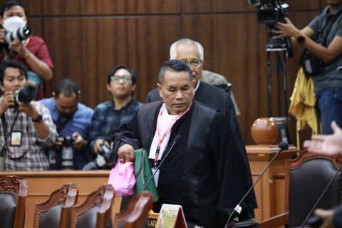 Anggota Tim Pembela Prabowo-Gibran Hotman Paris Hutapea dan OC Kaligis mengikuti sidang perdana perselisihan hasil Pemilu (PHPU) atau Pilpres 2024 di Gedung Mahkamah Konstitusi, Jakarta, Rabu (27/3/2024).   Foto: Aditia Noviansyah/kumparan