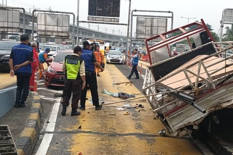 Kecelakaan beruntun di depan Gerbang Tol Halim, Jakarta, Rabu (27/3/2024). Foto: Instagram/@tmcpoldametro