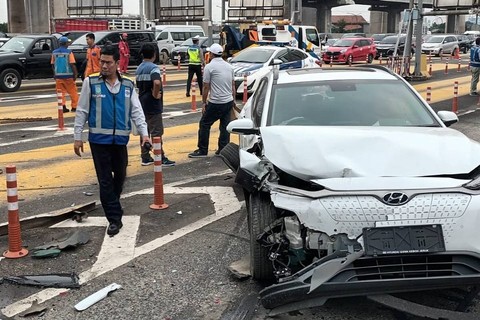 Mobil listrik Hyundai Kona terlibat kecelakaan Gerbang Tol Halim Utama, Jakarta, Rabu (27/3/2024). Foto: Instagram/@tmcpoldametro