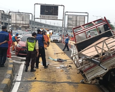 Tabrakan di GT Halim melibatkan 5 kendaraan, Rabu (27/3/2024) Foto: Instagram/@tmcpoldametro