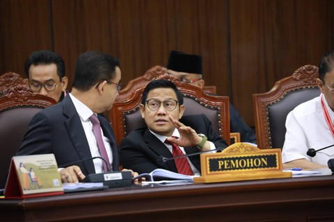 Paslon nomor urut 01 Anies Baswedan dan Muhaimin Iskandar mengikuti sidang perdana perselisihan hasil Pemilu (PHPU) atau Pilpres 2024 di Gedung Mahkamah Konstitusi, Jakarta, Rabu (27/3/2024). Foto: Aditia Noviansyah/kumparan