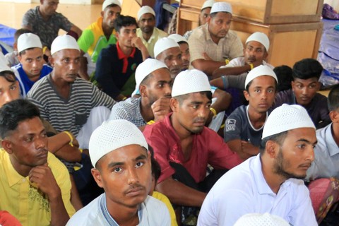 Sejumlah imigran etnis Rohingya bersiap untuk direlokasi paksa dari tempat penampungan sementara di Gedung Palang Merah Indonesia (PMI) Desa Suak Nie, Johan Pahlawan, Aceh Barat, Aceh, Selasa (26/3/2024).  Foto: Syifa Yulinnas/ANTARA FOTO