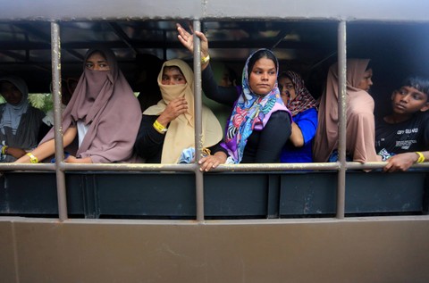 Sejumlah imigran etnis Rohingya duduk di dalam truk saat relokasi paksa dari tempat penampungan sementara di Gedung Palang Merah Indonesia (PMI) Desa Suak Nie, Johan Pahlawan, Aceh Barat, Aceh, Selasa (26/3/2024). Foto: Syifa Yulinnas/ANTARA FOTO