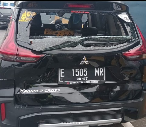 Mobil Xpander korban truk ugal-ugalan di GT Halim Utama, Rabu (27/3/2024). Foto: Instagram/@tmcpoldametro