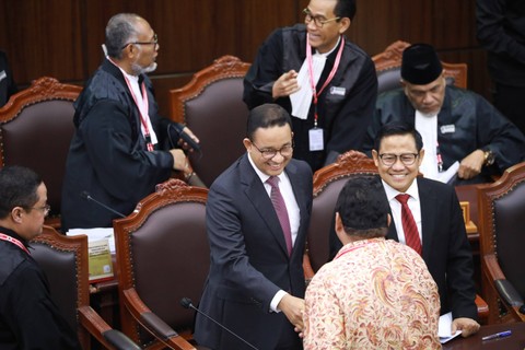 Paslon nomor urut 01 Anies Baswedan dan Muhaimin Iskandar mengikuti sidang perdana perselisihan hasil Pemilu (PHPU) atau Pilpres 2024 di Gedung Mahkamah Konstitusi, Jakarta, Rabu (27/3/2024). Foto: Aditia Noviansyah/kumparan
