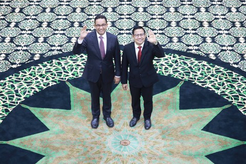 Paslon nomor urut 01 Anies Baswedan dan Muhaimin Iskandar foto bersama usai mengikuti sidang perdana perselisihan hasil Pemilu (PHPU) atau Pilpres 2024 di Gedung Mahkamah Konstitusi, Jakarta, Rabu (27/3/2024). Foto: Aditia Noviansyah/kumparan