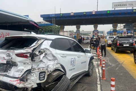 Dirlantas Polda Metro Jaya mengecek kondisi GT Halim Utama usai kecelakaan beruntun 7 kendaraan. Foto: Dok. Istimewa