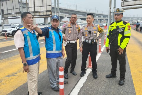 Dirlantas Polda Metro Jaya mengecek kondisi GT Halim Utama usai kecelakaan beruntun 7 kendaraan. Foto: Dok. Istimewa