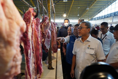 Menteri Perdagangan, Zulkifli Hasan memantau harga dan stok barang kebutuhan pokok (bapok) di Pasar Sehat Soreang, Kabupaten Bandung, Jawa Barat, Selasa (26/3). Foto: Kemendag