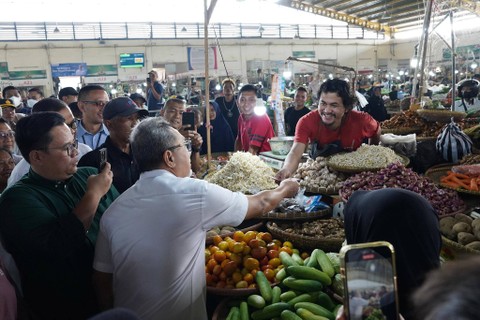 Menteri Perdagangan, Zulkifli Hasan memantau harga dan stok barang kebutuhan pokok (bapok) di Pasar Sehat Soreang, Kabupaten Bandung, Jawa Barat, Selasa (26/3). Foto: Kemendag