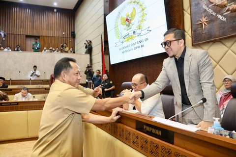 Mendagri Tito karnavian menghadiri Rapat Kerja Komisi II DPR RI dengan agenda Evaluasi Tahapan Pemilu Serentak 2024 di Ruang Rapat Komisi II DPR RI, Jakarta, Senin (25/3/2024). Foto: Kemendagri RI