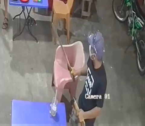 Pelaku yang hendak menyerang menggunakan golok. Dok: Polres Inhil.
