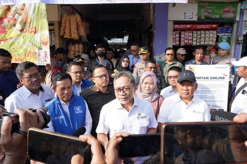 Menteri Perdagangan, Zulkifli Hasan memantau harga dan stok barang kebutuhan pokok (bapok) di Pasar Sehat Soreang, Kabupaten Bandung, Jawa Barat, Selasa (26/3). Foto: Kemendag