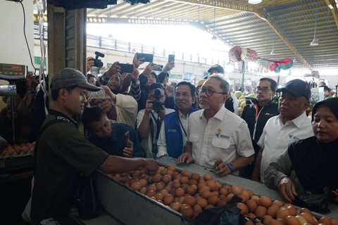 Menteri Perdagangan, Zulkifli Hasan memantau harga dan stok barang kebutuhan pokok (bapok) di Pasar Sehat Soreang, Kabupaten Bandung, Jawa Barat, Selasa (26/3). Foto: Kemendag