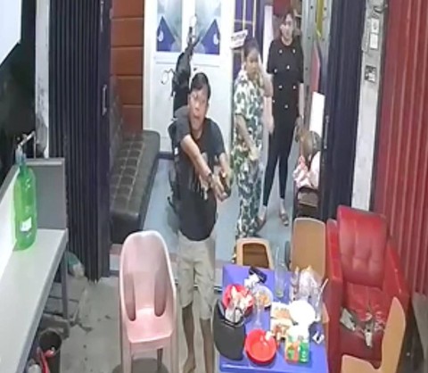 Polisi yang langsung sigap mengeluarkan pistol. Dok: Polres Inhil.