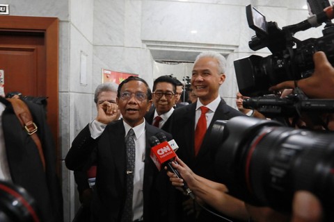 Pasangan calon nomor urut 3 Ganjar Pranowo dan Mahfud MD tiba untuk mengikuti sidang perdana permohonan Perselisihan Hasil Pemilihan Umum (PHPU) atau sengketa Pilpres di Gedung MK, Jakarta, Rabu (27/3/2024). Foto: Aditia Noviansyah/kumparan
