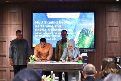 Direktur Utama PT Pertamina (Persero) Nicke Widyawati (kedua kanan) dan CEO Bakrie and Brothers, Anindya Bakrie (ketiga kanan) menandatangani kerja sama pengembangan Infrastruktur Shared Hub IKN di Jakarta, Selasa (26/3/2024). Foto: Dok. Pertamina