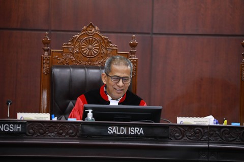 Wakil Ketua Hakim Konstitusi Saldi Isra mengikuti sidang perdana perselisihan hasil Pemilu (PHPU) atau Pilpres 2024 di Gedung Mahkamah Konstitusi, Jakarta, Rabu (27/3/2024). Foto: Aditia Noviansyah/kumparan