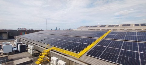 Pemasangan PLTS atap oleh SolarKita untuk industri komersial. dok, istimewa 