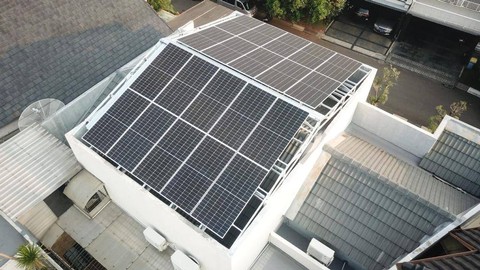 Pemasangan PLTS atap oleh SolarKita di perumahan di TangerangSelatan. dok. istimewa 