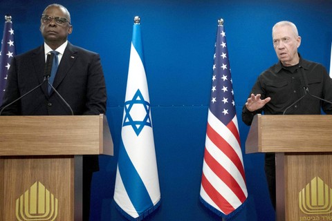 Menteri Pertahanan Israel Yoav Gallant melakukan pertemuan dengan Menteri Pertahanan AS Lloyd Austin di Pentagon, Washington, AS, Selasa (26/3/2024). Foto: Jacquelyn Martin/AP PHOTO