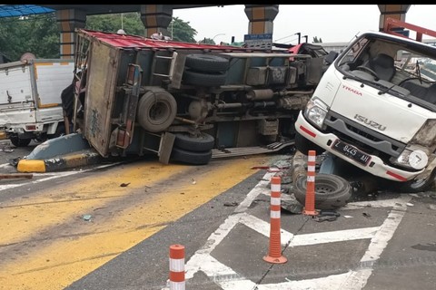 Truk (kiri) menjadi pemicu tabrakan beruntun di GT Halim UTama, Jakarta, Rabu (27/3/2024). Foto: Instagram/@tmcpoldametro