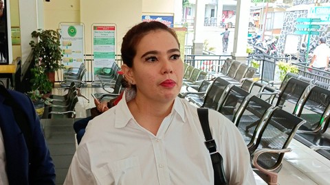 Catherine Wilson didampingi kuasa hukumnya di Pengadilan Agama Depok, Rabu (27/3/2024). Foto: Aprilandika Pratama/kumparan