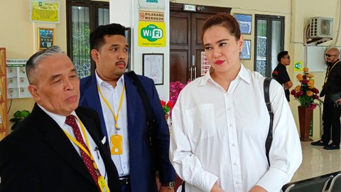 Catherine Wilson didampingi kuasa hukumnya di Pengadilan Agama Depok, Rabu (27/3/2024). Foto: Aprilandika Pratama/kumparan
