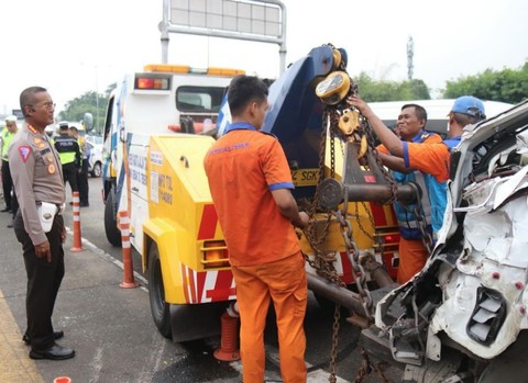 Evakuasi mobil yang ditabrak truk di GT Halim Utama, Jakarta, Rabu (27/3/2024). Foto: Instagram/@tmcpoldametro