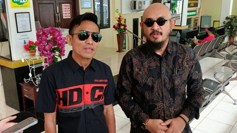 Idham Mase (kiri) di Pengadilan Agama Depok, Rabu (27/3/2024). Foto: Aprilandika Pratama/kumparan
