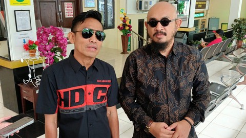 Idham Mase (kiri) di Pengadilan Agama Depok, Rabu (27/3/2024). Foto: Aprilandika Pratama/kumparan