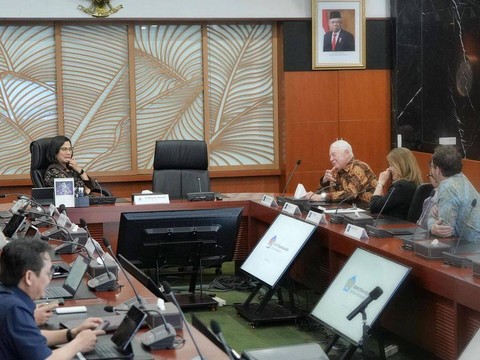 Menteri Keuangan Sri Mulyani menerima kunjungan CEO Freeport-McMoran, Richard Adkerson, di kantornya, Jakarta, Rabu (27/3/3034). Foto: Instagram @smindrawati