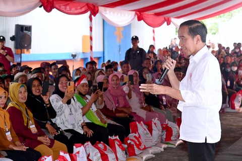 Presiden Jokowi serahkan bantuan pangan di Tolitoli, Rabu (27/3/2024) Foto: Dok. Biro Pers Setpres