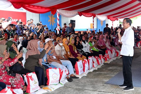 Presiden Jokowi serahkan bantuan pangan di Tolitoli, Rabu (27/3/2024) Foto: Dok. Biro Pers Setpres