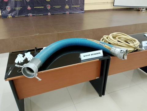 Barang bukti alat yang digunakan untuk mengalirkan bensin dari truk tangki, Rabu (27/3/2024). Foto: Dok. Istimewa